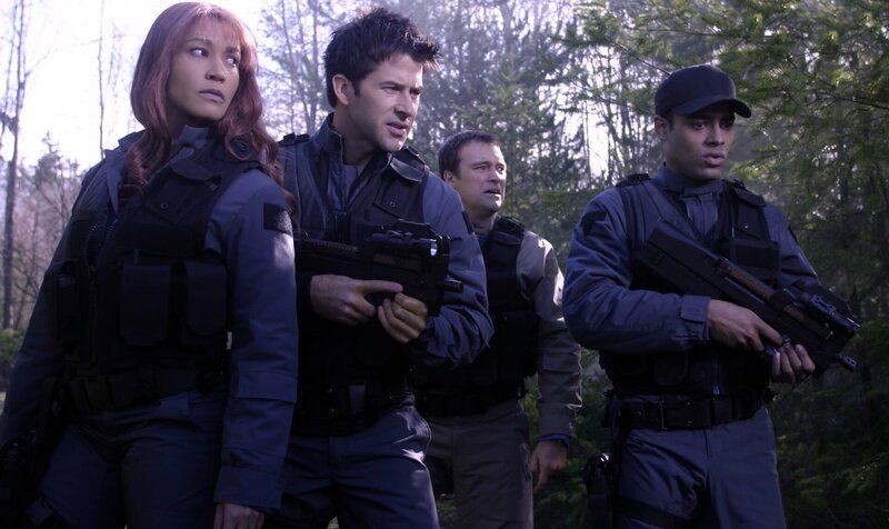 Needing medical attention, Sheppard’s puddle jumper races to Atlantis, only to become lodged in the Stargate. Now, they only have 38 minutes until the stargate automatically dis-engages, and the jumper gets cut in two … leaving them to asphyxiate in outer space. (First appearance of Radek Zelenka, David Nykl). – Bild: MGM ©SYFY Photocredit Mandatory, Editorial Use Only, NO archive, NO Resale