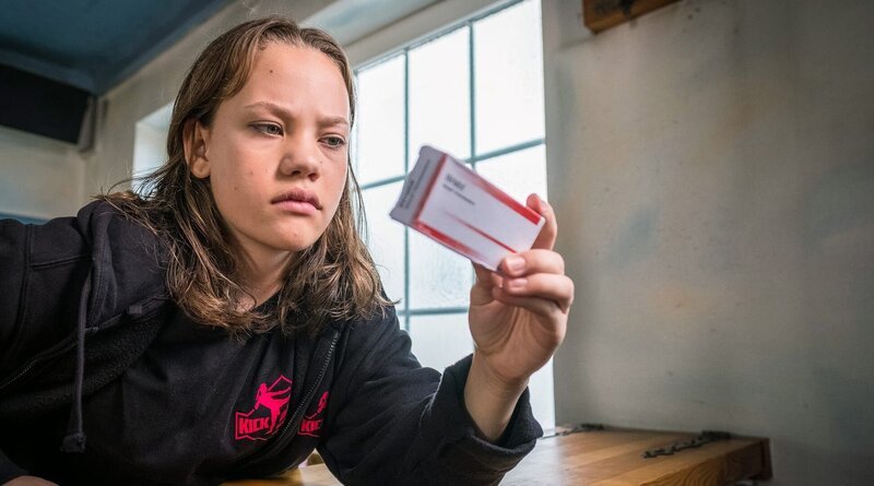 Kira (Marlene von Appen) fragt sich, wie Dopingmittel in ihre Sporttasche kommen. – Bild: NDR/​Boris Laewen