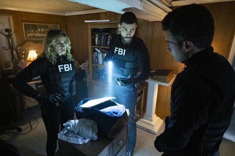 (v.l.n.r.) Special Agent Nina Chase (Shantel VanSanten); Special Agent Omar Adom ‚OA‘ Zidan (Zeeko Zaki); Special Agent Stuart Scola (John Boyd) – Bild: 2022 CBS Broadcasting, Inc. All Rights Reserved /​ David M. Russell Lizenzbild frei