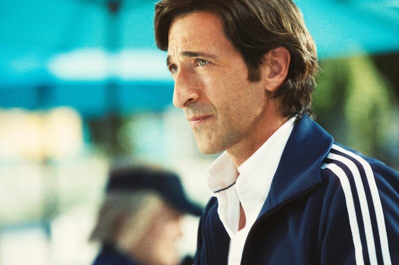 Pat Riley (Adrien Brody) – Bild: Warner / Die Verwendung ist nur bei redaktioneller Berichterstattung im Rahmen einer Programmankündigung ab 2 Monate vor der ersten Auss / © 2023 Home Box Office, Inc. All rights reserved. HBO® and all related programs are the property  … Pat Riley (Adrien Brody) – Bild: Warner / Die Verwendung ist nur bei redaktioneller Berichterstattung im Rahmen einer Programmankündigung ab 2 Monate vor der ersten Auss / © 2023 Home Box Office, Inc. All rights reserved. HBO® and all related programs are the property  …