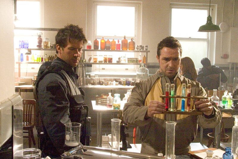 Auf dem Planeten Hoff treffen Major Sheppard und Dr. Beckett auf eine geschwächte Bevölkerung, die ihren Überlebenswillen nicht verloren hat … – Bild: MGM