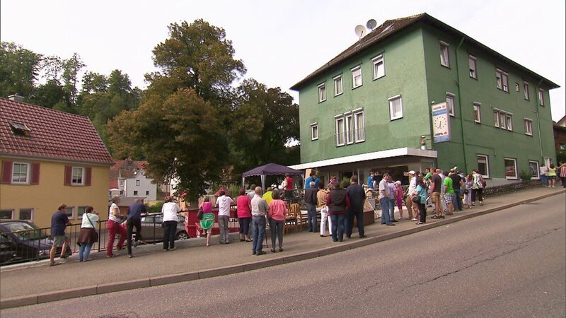 Vor dem An- und Verkaufsladen. – Bild: RTL II
