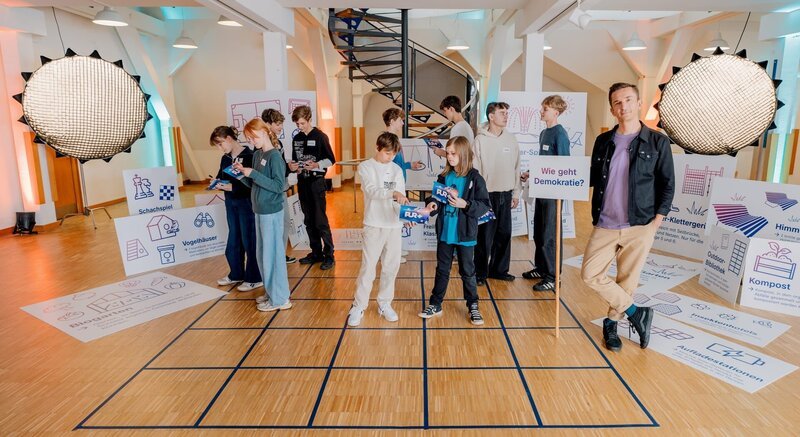 Wie funktioniert eigentlich Demokratie? „PUR+“-Moderator Eric Mayer will’s wissen und macht ein Sozialexperiment an einer Frankfurter Schule. Schülerinnen und Schülern der 5. bis 10. Klasse diskutieren über verschiedene Themen und finden heraus, wie schwierig Mitbestimmung sein kann. Beim Gestalten eines Schulhofs müssen sie viele Bedürfnisse berücksichtigen und gemeinsam Kompromisse finden. – Bild: ZDF