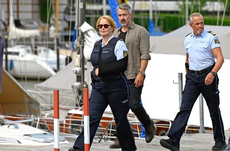 ARD WAPO BODENSEE, FOLGE 73, „Der Schuss“, am Dienstag um 18:50 Uhr im ERSTEN. Nele Fehrenbach (Floriane Daniel, l.), Gregor Mertens (Lukas Spisser, 2.v.r.) und Paul Schott (Tim Wilde,r.) ermitteln im Yachthafen. – Bild: ARD/​Laurent Trümper