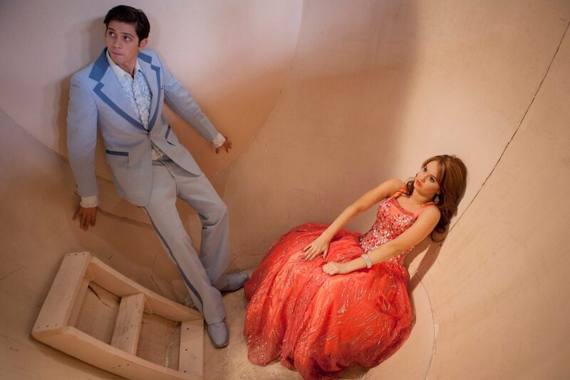JESSIE – „Tempest in a Teacup“ – Emma and Zuri plan a romantic mystery-filled fifth first date for Jessie and Tony. Meanwhile, Ravi, Cameron and Bertram get stuck in a giant teacup on a billboard, after their failed attempt to rescue Ravi’s toy helicopter, in a new episode of „Jessie,“ premiering FRIDAY, JUNE 8 (8:30–9:00 p.m., ET/​PT) on Disney Channel. (DISNEY CHANNEL/​RANDY HOLMES) CHRIS GALYA, DEBBY RYAN – Bild: Disney+