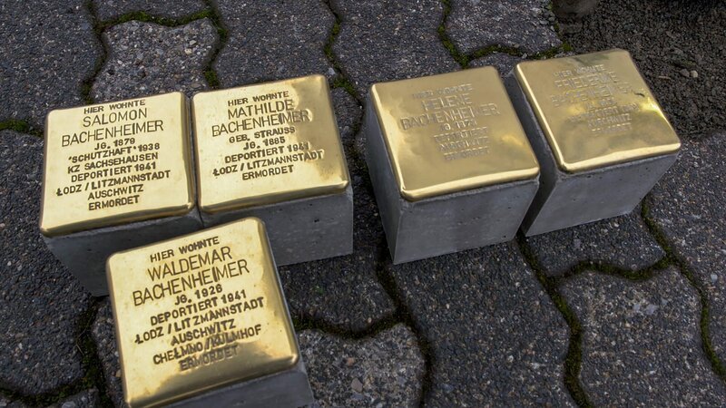 2024 fand die erste Stolpersteinverlegung im sauerländischen Hallenberg statt. – Bild: ZDF und Nathalie Suthor