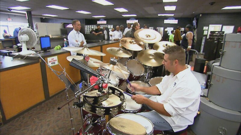 Playing drums. – Bild: DMAX