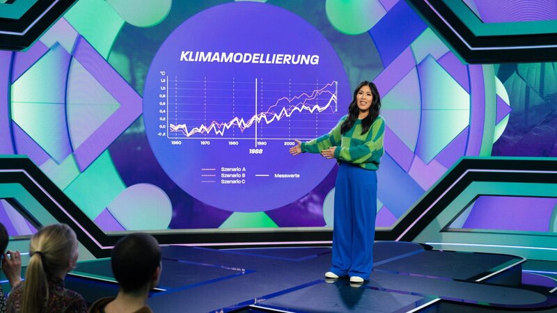 Mai Thi Nguyen-Kim klärt auf und gibt auf die Frage „Wann kippt die Welt“, eine ehrliche Antwort und zeigt warum Kipppunkte sogar den Weg in eine bessere Zukunft zeigen können. – Bild: ZDF und ben knabe