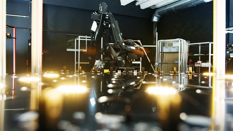 Ein Robogoniometer bei der Dauermessung von LED-Leuchten. Erreichen sie wie vorgeschrieben mehrere tausend Betriebsstunden? – Bild: Spiegel TV Wissen