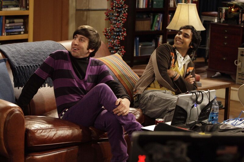 Sheldon macht seine Freunde, mit seinen nervösen Ticks wahnsinnig. Rajesh (Kunal Nayyar, r.) und Howard (Simon Helberg, l.) überlegen deshalb, was sie tun können, damit er wieder bei Leonard einzieht … – Bild: Warner Bros. Television Lizenzbild frei