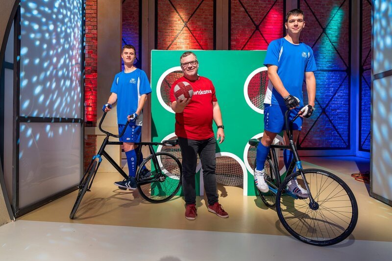 Die Radball-Profis Felix (l.) und Tom (r.) sind heute zu Gast und stehen Elton (M.) Rede und Antwort. – Bild: Ralf Wilschewski