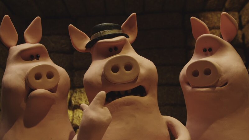 Die Schweine überfallen die Schafe und vertreiben sie von den Heuballen. – Bild: KiKA