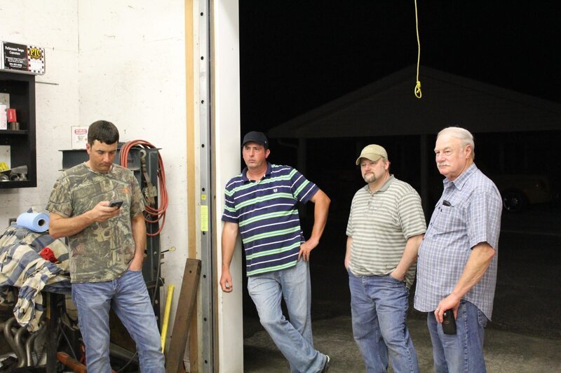 Jeremiah Johnson and his crew discuss strategy before right night. – Bild: Discovery Channel