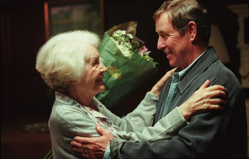 Lieblingstante und Lieblingsneffe begrüßen einander: Alice Bly (Phyllis Calvert) und Tom Barnaby (John Nettles). – Bild: Honorarfrei – nur für diese Sendung bei Nennung ZDF und All3Media.