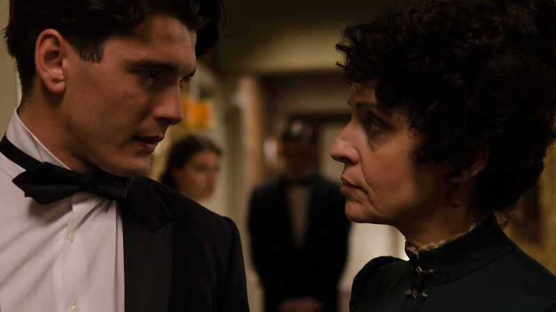 l-r: Julio Olmedo(Yon González),Doña Teresa (Adriana Ozores) – Bild: AXN White