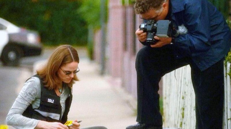 Sara (Jorja Fox) und Grissom (William Peterson) folgen den Blutspuren und entdecken eine weitere Leiche! – Bild: MG RTL D /​ CBS