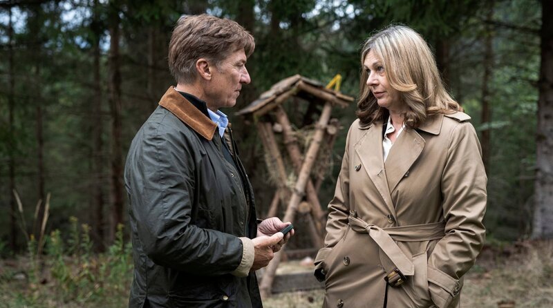 Nicole Sturm (Bettina Mittendorfer, re.) im Gespräch mit Otto von Glanzberg (Tobias Moretti, li.). – Bild: ARD Degeto Film/​Allegro Film/​Toni Muhr