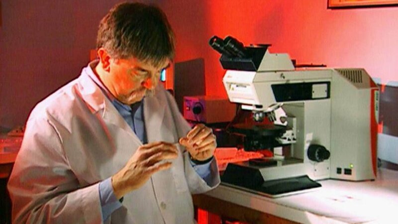 Nach 24 Jahren findet ein Forensiker, dank modernster Technik, den Beweis, der schließlich den Mörder hinter Gittern bringt. – Bild: RTL