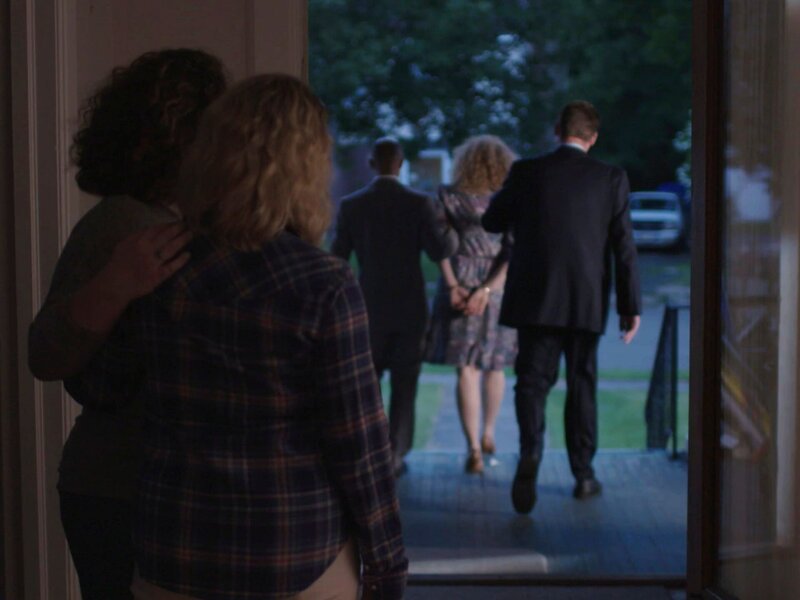 Blanche getting escorted away by police, daughter watch on. – Bild: TLC