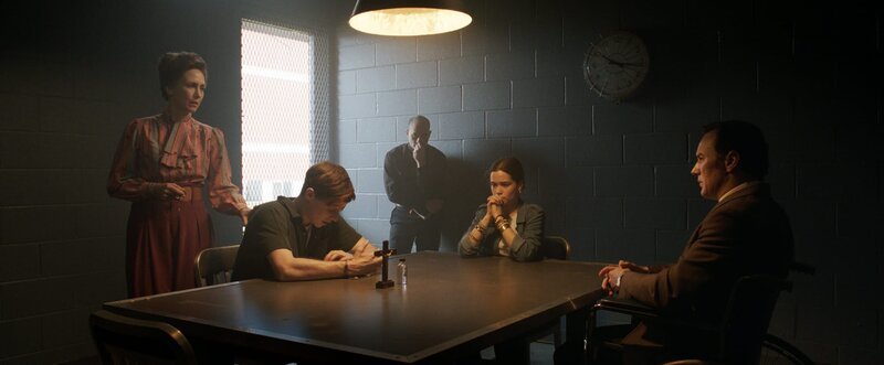 Vera Farmiga als Lorraine Warren (l.), Ruairi O’Connor als Arne Cheyenne Johnson (2.v.l.), Sarah Catherine Hook als Debbie Glatzel (2.v.r.), – Bild: Warner Bros. Pictures