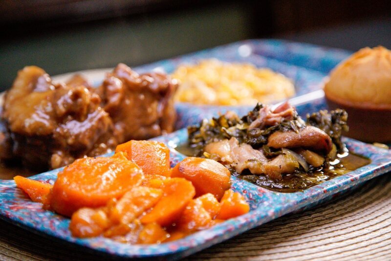 Das „Bully’s Restaurant“ in Jackson, Mississippi, ist berühmt für sein authentisches Soul Food wie Ochsenschwanz, Blattkohl mit Speck, Süßkartoffeln und Maisbrotmuffins. – Bild: ORF/​Warner/​The Travel Channel