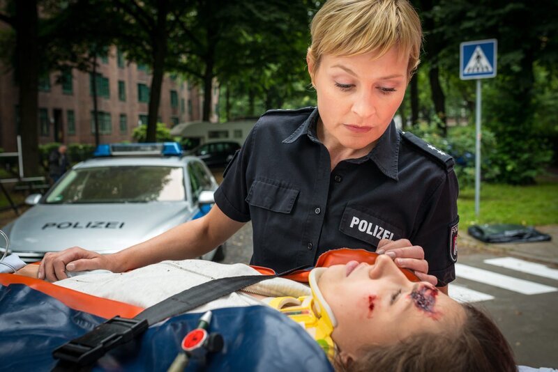 Melanie (Sanna Englund, l.) macht sich Vorwürfe: Sie hat während eines Einsatzes ein Flüchtlingsmädchen (Amina Merai, r.) angefahren. – Bild: ZDF und Boris Laewen