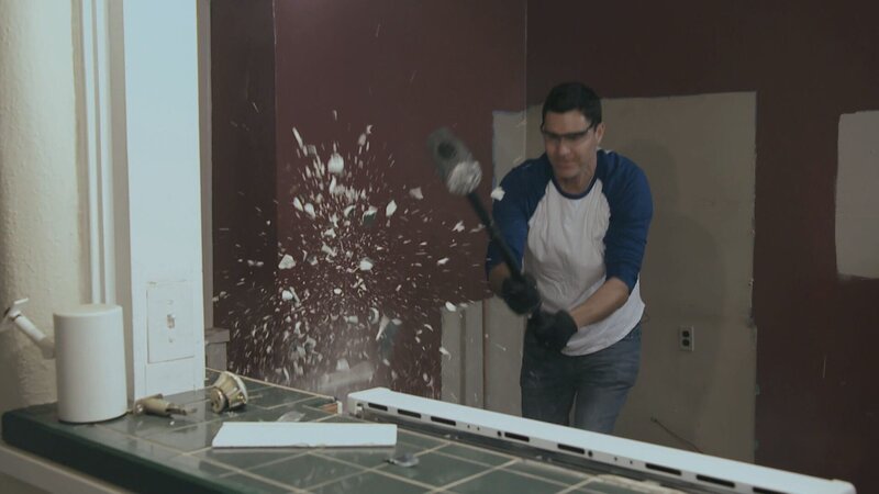 Einer großzügigen Ranch aus Backstein, die unter Denkmalschutz steht, wollen Ken und Anita ein zeitgemäßes Update geben. Doch die Vorschriften zur Erhaltung des historischen Gebäudes machen den beiden einen Strich durch die Rechnung. Ihr Vorhaben, die Ranch gewinnbringend zu verkaufen, könnte platzen. – Bild: HGTV