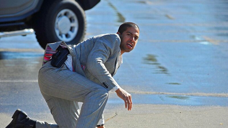 Eric (Adam Rodriguez) und seine Kollegen geraten bei ihren Ermittlungen ins Kreuzfeuer einer brutalen Straßengang … – Bild: RTL /​ CBS