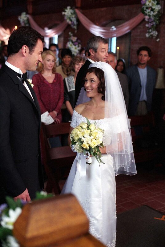 Cole (Julian McMahon, l.) und Phoebe (Alyssa Milano, r.) heiraten im Mausoleum auf dem Friedhof im Zeichen des Bösen und werden von einem Dämonenpriester getraut. – Bild: 2019 CBS Studios Inc. All Rights Reserved. Lizenzbild frei