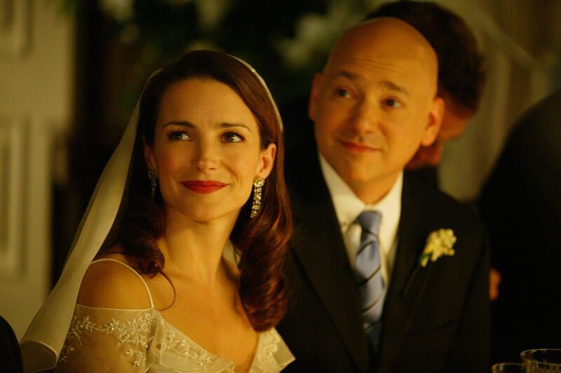 Ein Fleck auf dem Hochzeitsfoto, Weinflecken auf dem Kleid und ein betrunkener Redner zerstören Charlottes (Kristin Davis, r.) Träume von einer perfekten Hochzeit mit Harry (Evan Handler, l.) … – Bild: Sky Atlantic