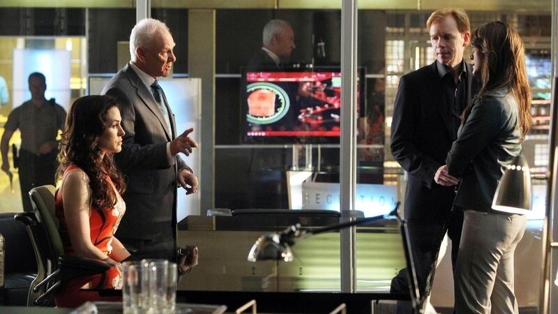 Der zwielichtige Anwalt Darren Vogel (Malcolm McDowell, 2.v.li.) präsentiert Horatio (David Caruso) und Natalia (Eva La Rue, re.) mit Gabrielle Wade (Danielle Biscutti, li.) die angebliche Mörderin der Journalistin. – Bild: MG RTL D /​ CBS