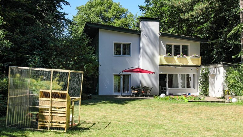 Ein Monat ohne Eltern ist zu Ende. Die Mädchen müssen sich nicht nur voneinander, sondern auch von ihrer Villa verabschieden. – Bild: Georg Bussek /​ ZDF
