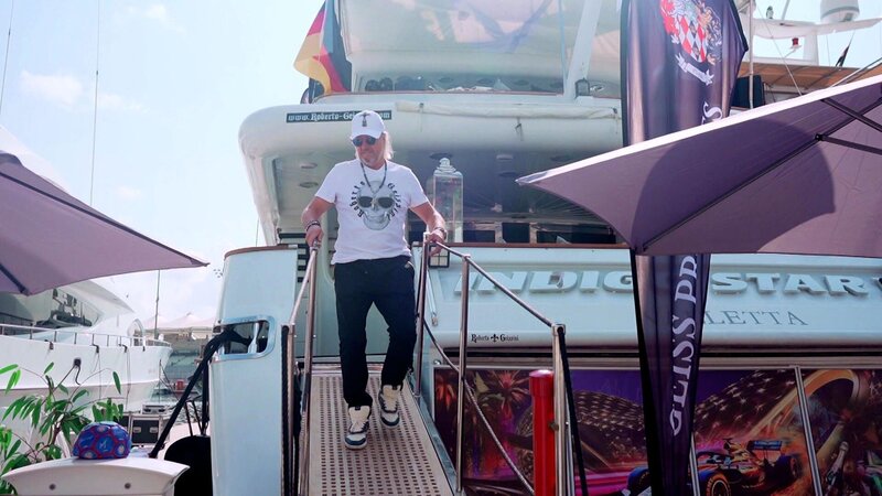 Robert steckt tief in den Vorbereitungen der Yacht-Party in Abu Dhabi. Es haben sich viele Promis und Formel-1-Rennfahrer angekündigt. – Bild: RTLZWEI