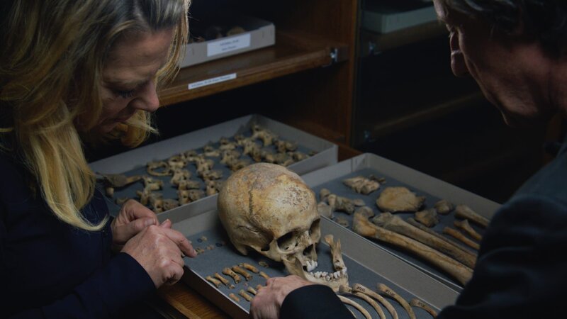 Die Wissenschaftlerin Antje Boetius im Gespräch mit dem Paläoarchäologen Tom Higham der Uni Wien über die Erfolgsgeschichte des Homo Sapiens. – Bild: ZDF
