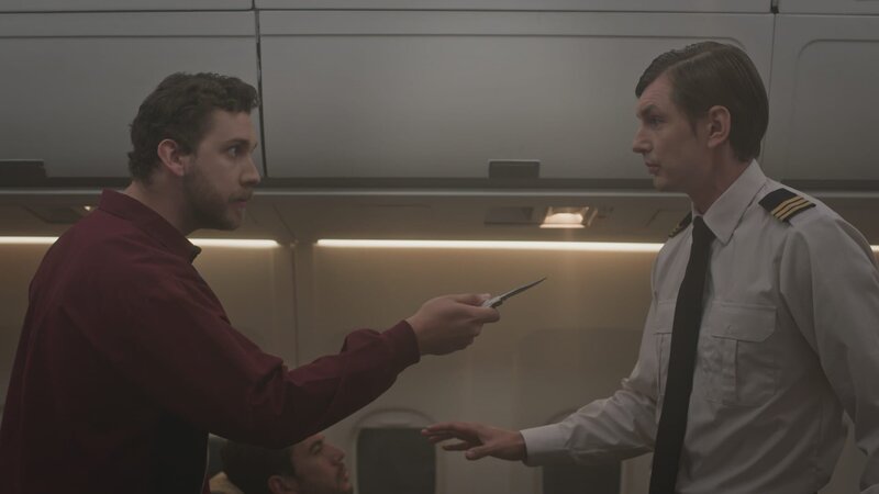 REENACTMENT- Nachdem bestätigt wurde, dass der Flug 013 der Balkan Bulgarian Airlines nicht genug Treibstoff hat, um Wien zu erreichen, versucht der Erste Offizier Plamen Stalev, die Entführer zur Vernunft zu bringen, indem er ihnen vorschlägt, in Istanbul zu landen. – Bild: National Geographic