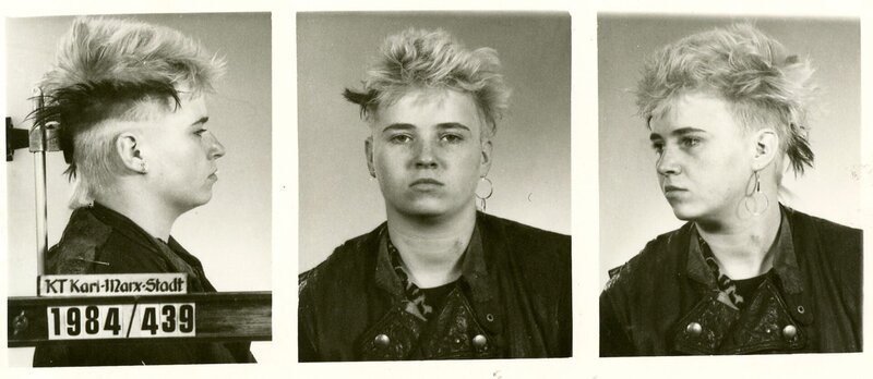 DDR-Punks wie Kim Pickenhain aus der damaligen Karl-Marx-Stadt (heute Chemnitz) gerieten wegen ihres „negativ-dekadenten Verhaltens“ immer wieder ins Visier der Staatssicherheit und landeten häufig hinter Gittern. – Bild: ZDF und Stasi-Unterlagen-Archiv