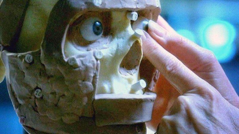 Teri Miller rekonstruiert das Gesicht des Opfers anhand des Schädels. – Bild: TVNOW /​ CBS