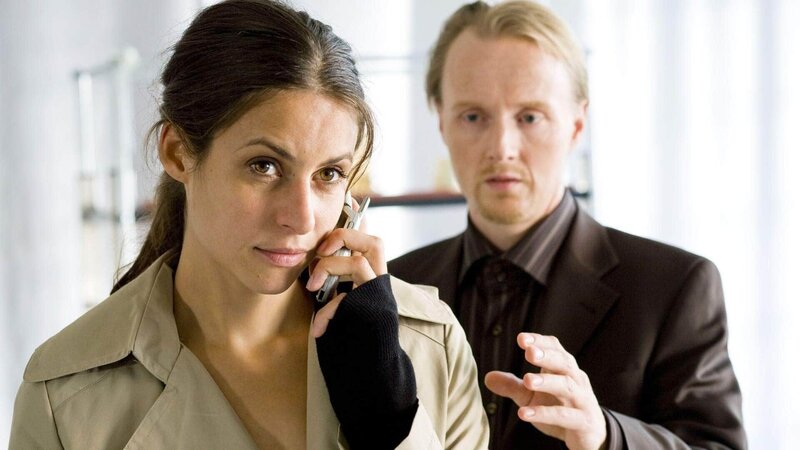 Hansen (Holger Handtke) überrascht Eva (Liane Forestieri) und verabreicht ihr einen Medikamentencocktail, denn die einzige Zeugin soll aus dem Weg geräumt werden … – Bild: MG RTL D /​ Guido Engels