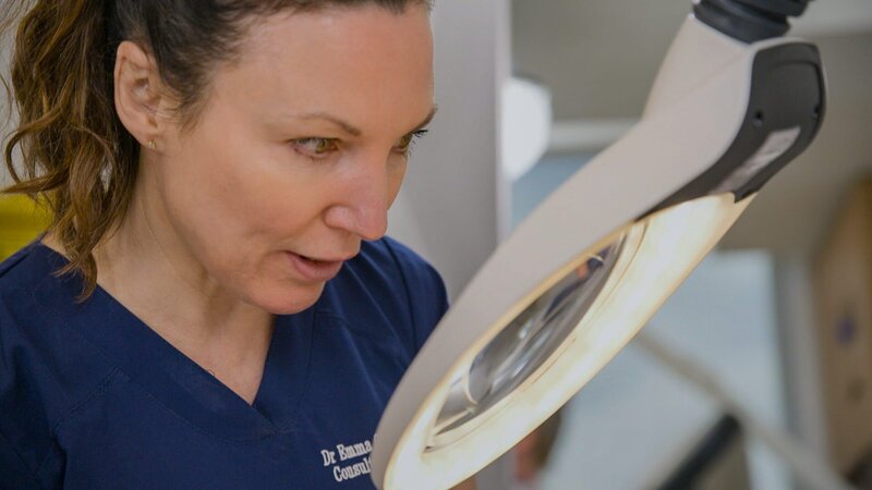 Close Up of Dr Emma looking through exam mirror – Bild: Warner Bros. Discovery, Inc. or its subsidiaries and affiliates