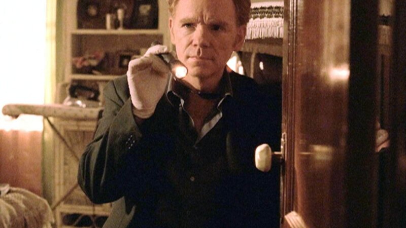 In der Wohnung eines ermordeten Flüchtlings findet Horatio (David Caruso) Kokain-Spuren. – Bild: SUPER RTL