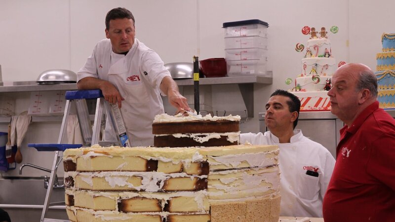 Buddy, Joey and Mauro carve the giant rubber ducky cake. – Bild: Discovery Communications