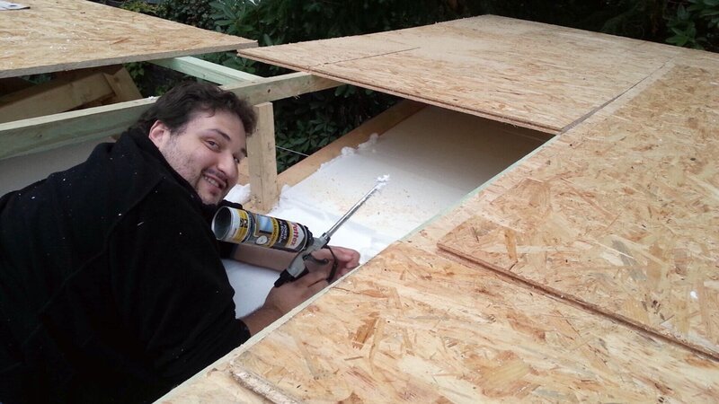 André (32) beim Dachbau – Bild: RTL II