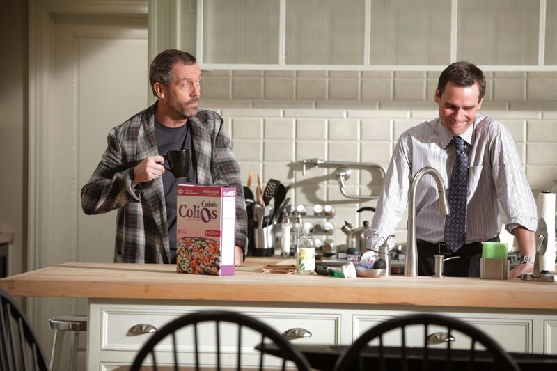 House (Hugh Laurie) versucht weiter, die Beziehung von Wilson (Robert Sean Leonard) und Sam zu sabottieren … – Bild: Universal /​ Marlyse Press Photo/​MPP