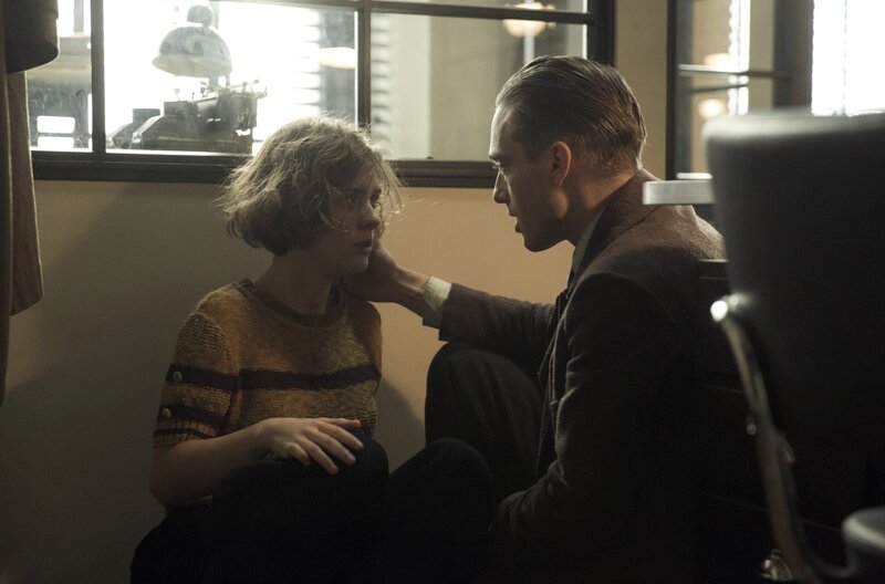 Gereon Rath (Volker Bruch) tröstet Charlotte Ritter (Liv Lisa Fries) – Bild: ARD Degeto/​Beta Film/​BR/​Sky Deutschland/​X-Filme/​Frédéric Batier