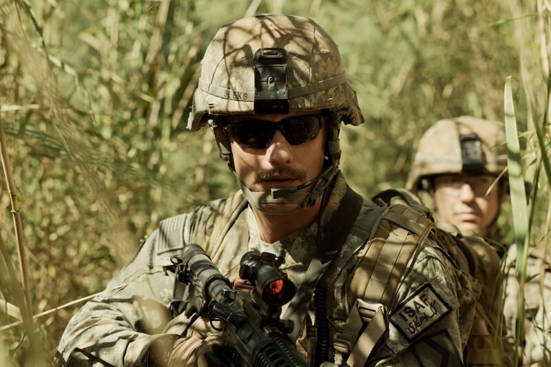 Sergeant Deeks (Alexander Skarsgård, vorne) – Bild: CH Media Sergeant Deeks (Alexander Skarsgård, vorne) – Bild: CH Media