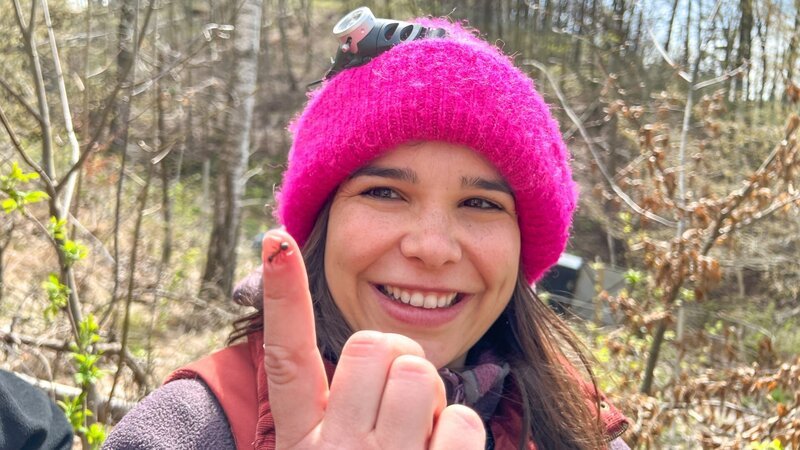 Anna mit einer Kahlrückigen Waldameise auf dem Finger. – Bild: Gerrit Mannes