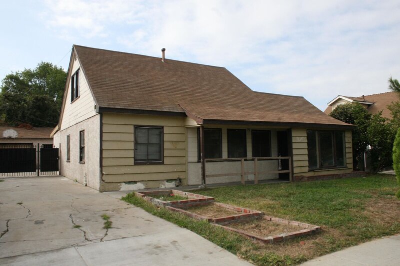 Die Makler gehen bei ihrem nächsten Kauf ein großes Risiko ein, denn da die heruntergekommene Immobilie zum Zeitpunkt des Kaufs noch bewohnt ist, können sie das Haus nicht besichtigen … – Bild: HGTV/​Scripps Networks, LLC.