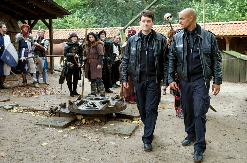 Daniel Schirmer (Sven Fricke, l.) und Lukas Petersen (Patrick Abozen, r.) suchen bei einem Live-Acting-Role-Play zwischen Rittern, Orks und Elfen nach einem gestohlenen Amulett. – Bild: ARD/​Jörg Müller