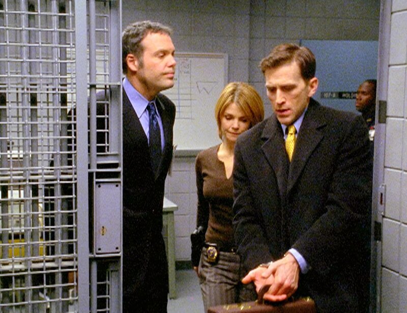 Haben Goren (Vincent D’Onofrio, l.) und Eames (Kathryn Erbe) genügend Beweise, um Nicolas (Jay Goede) wegen versuchter Erpressung festzunehmen? – Bild: VOX