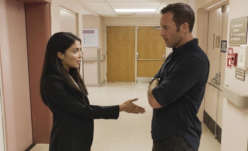 Emma Warren (Nazneen Contractor, l.); Steve McGarrett (Alex O’Loughlin, r.) – Bild: PLURIMEDIA (CBS Broadcasting, Inc)